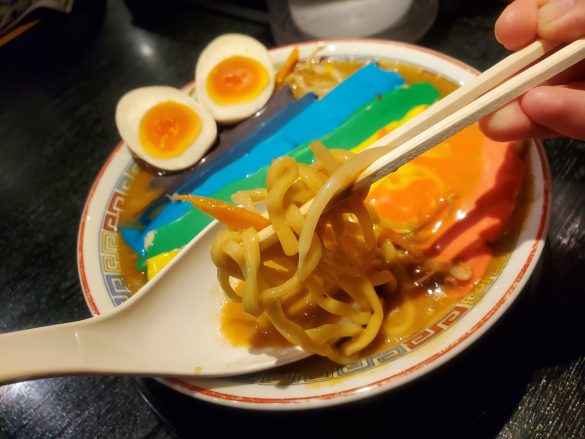 濃厚なスープがしっかりと絡んだ太麺もおいしい