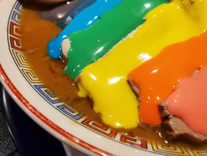 このチーズの下には、チャーシューがびっしり