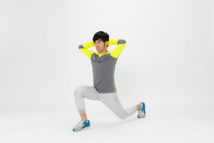 (2)体重を前足に多く乗せて、前脚側の股関節からゆっくりと腰を落としていきます