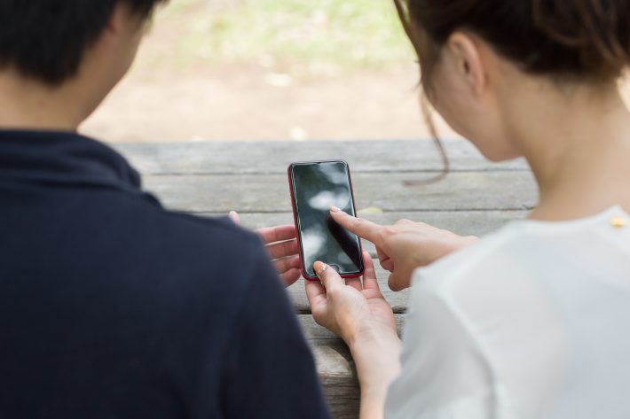 スマホを見る男女