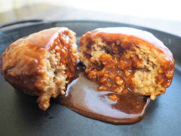 ナイフを入れると肉汁が溢れてきた