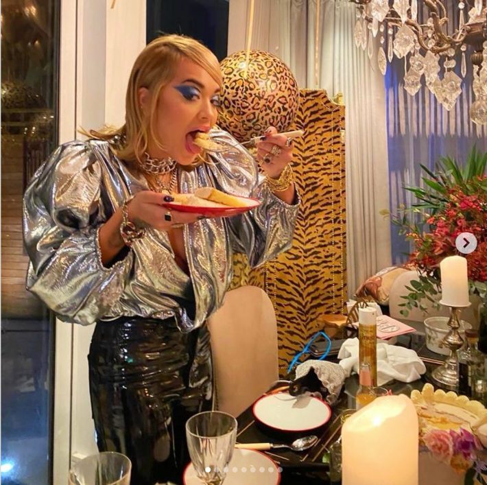 リタ・オラ、誕生日パーティー開催で避難ごうごう