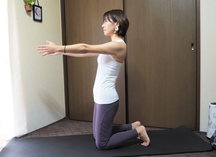 ひざ立ちになり足を腰幅に開いたら、息を吸いながら両腕を身体の前に伸ばす