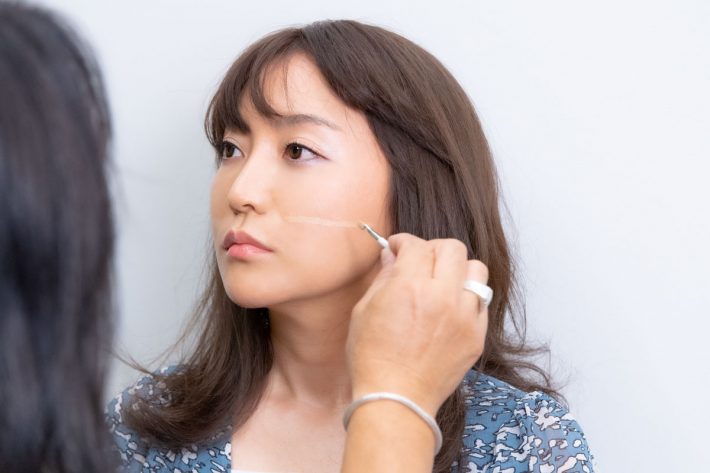 小鼻の横からから耳の方へコンシーラーを引く