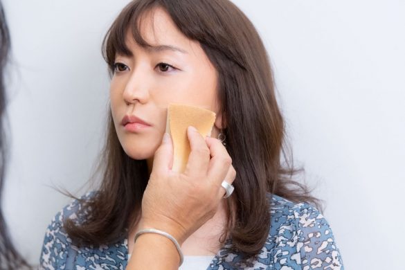 スポンジを使って少しずつ下に向かって伸ばす