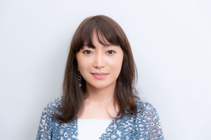 顔の左側が上がっている