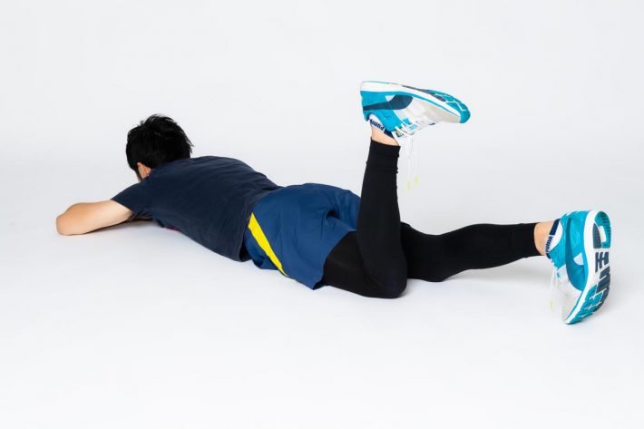 左膝を90°に曲げたら、脚を30〜45°程程に開きます。