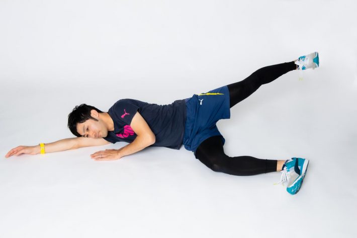 (3)お尻より後ろで脚を上げていきます