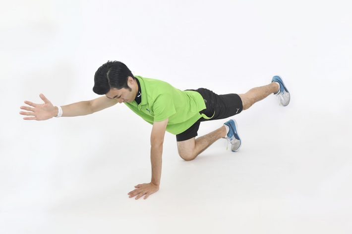 (2)右腕と左脚を床から離し、左手と右脚でバランスをとります。