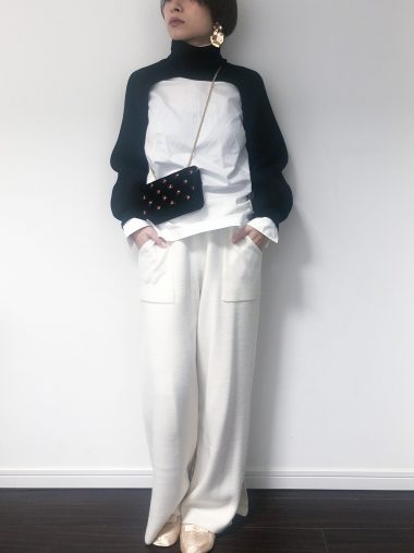 全身コーデを黒2割、白8割の比率で配色するとニットアームウォーマーがコーデに馴染む