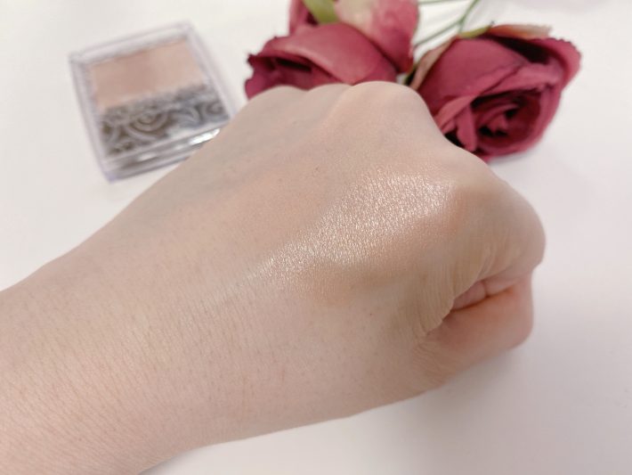 先ほどのボビィブラウンに似たツヤ感