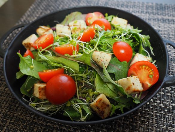 ベビーリーフとトマト、チキンのサラダに乗せることにしました