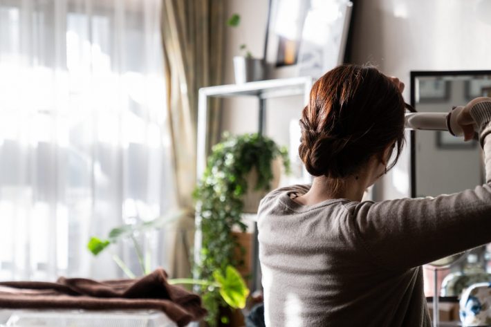 ヘアスタイリング、髪型セット、鏡、アイロン、ドライヤー