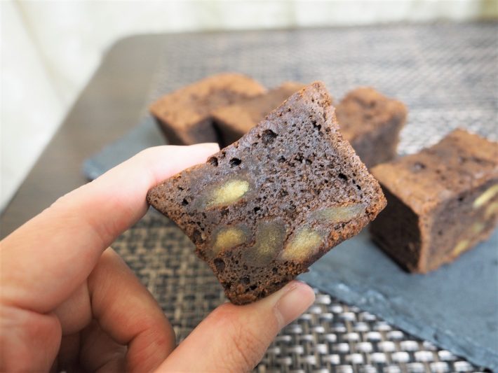 大人味のチョコレートケーキはシナモンとラム酒、アップルが決め手