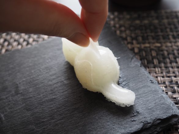 形を崩さないようにソーッと本体と中敷きを外す