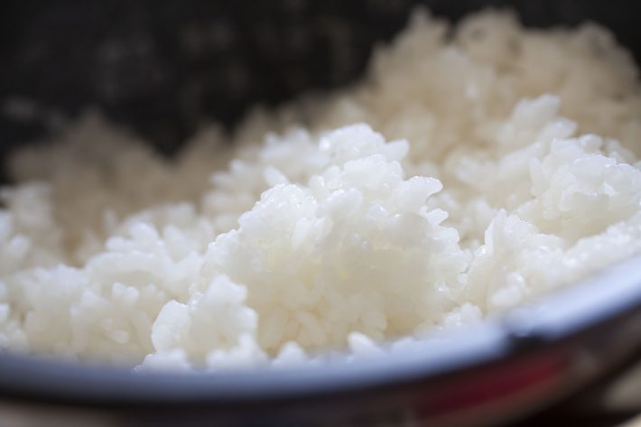 炊飯器の中の炊きたてのご飯