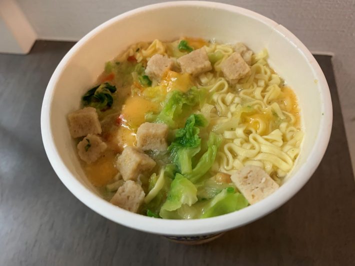 「松屋監修 世界1にんにくをおいしく食べるための料理と話題 シュクメルリ鍋風ヌードル」（日清食品）