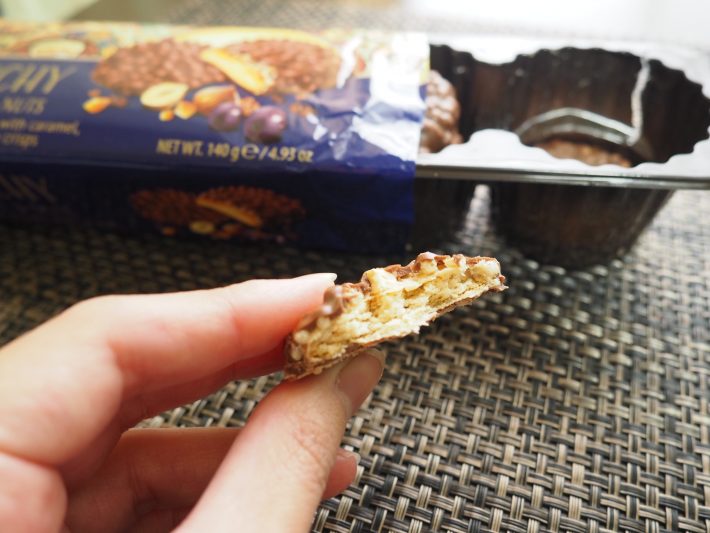 3層のビスケットをチョコでコーティング