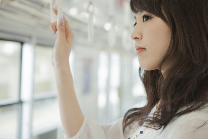 電車に乗る女性