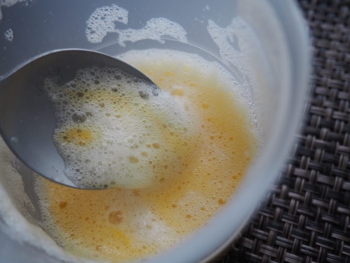 (3) (2)の中に卵黄と砂糖を入れて混ぜる