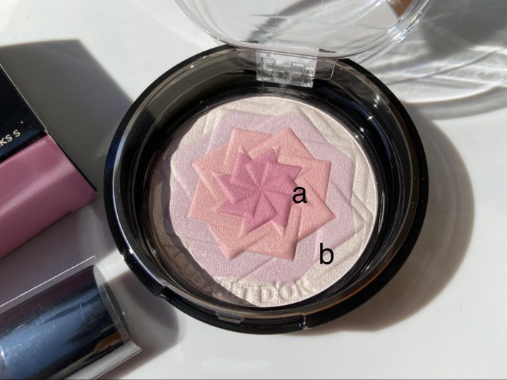 内側2色がチークカラー（a）、外側2色が美肌ハイライト （b）