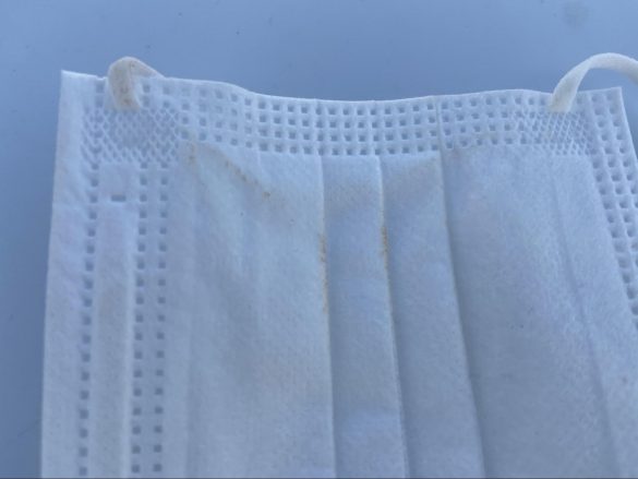 ファンデだけ色移りしてます