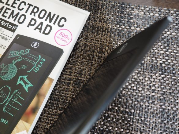 サイズは約8.5インチ（約W14.6cm×H22.7cm×D0.5cm/重量約114g）