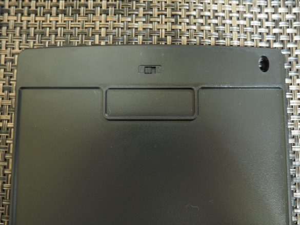 本体裏面のロックスイッチをONで削除しない