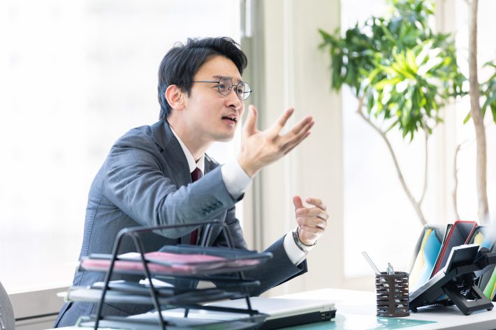 「カリカリしちゃって、“あの日”か？」