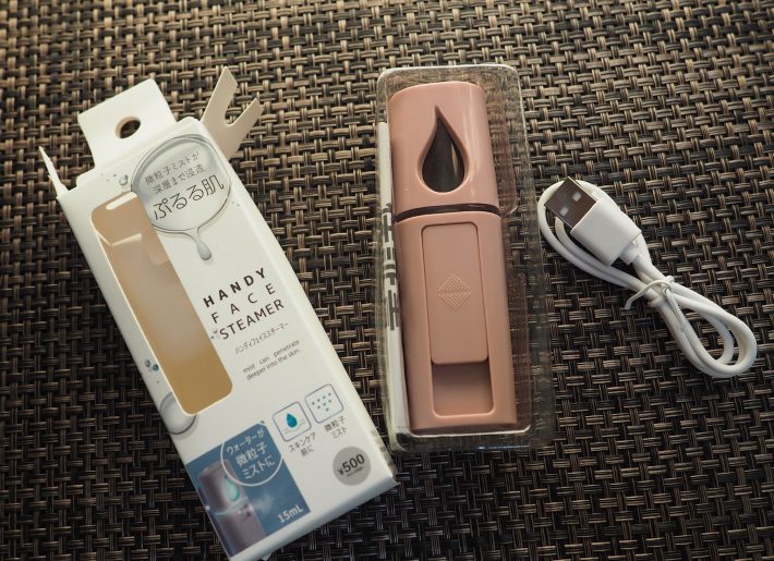 3COINSの「ハンディフェイススチーマー」（500円/税抜）