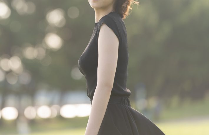 ワンピースの女性