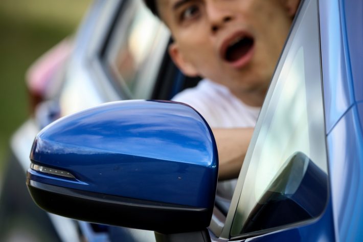 怒鳴る　怒る　男性