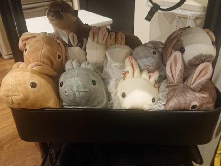 あふれるばかりのウサギのポーチたち。筆者の部屋は侵食されつつあります