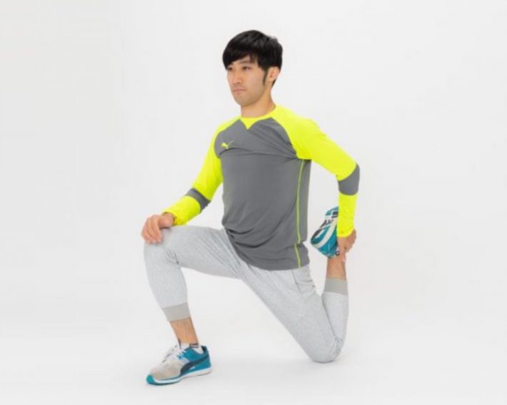 可能な方は曲げた脚の先を手で持って、さらに膝を曲げましょう