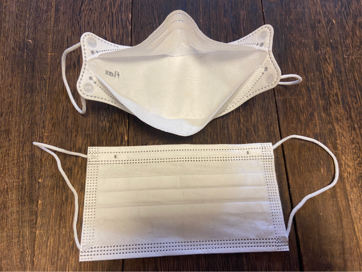 上：KF94マスク／下：通常の不織布マスク