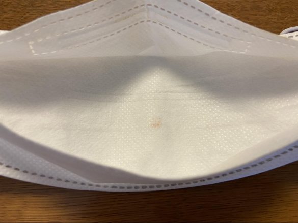 着用時間は1分ほどで、マスクにリップグロスが付着