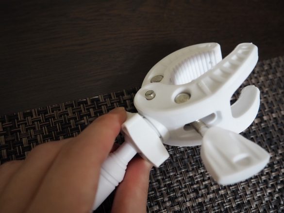 ドライヤークリップをアームヘッドに差し込む