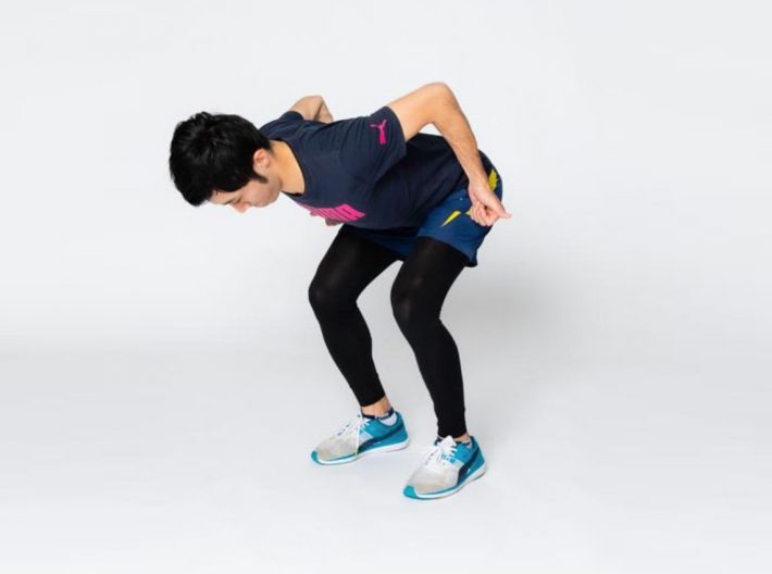 (3)息を吐きながら肘を曲げるように腕を引っ張ります