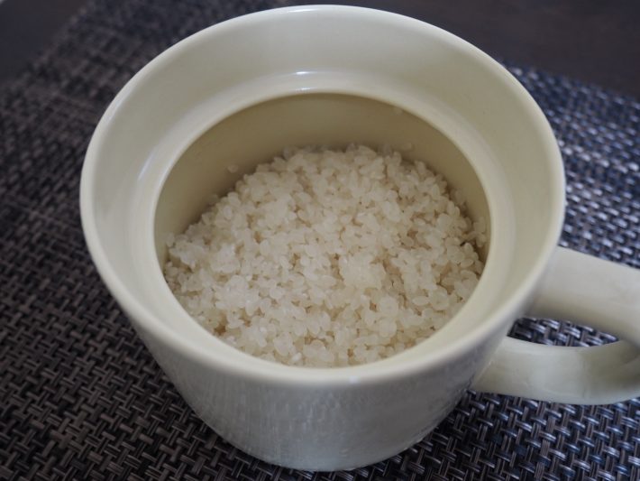 1. お米を水洗いし、ザルにあげて水気を切ります。