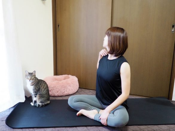 右手の指先を右肩に乗せ、首を右にまわします