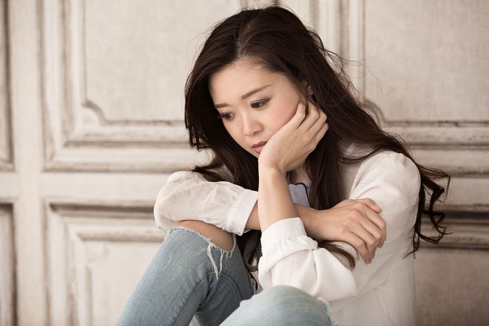 悩む女性
