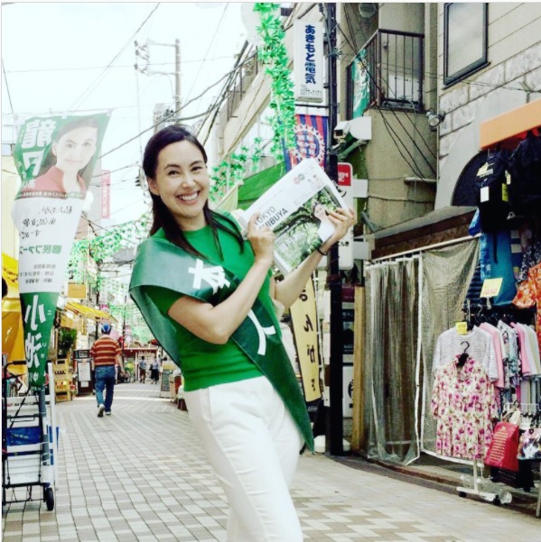 龍円愛梨さん都議選の選挙活動中