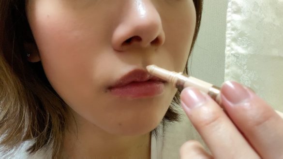 ハイライトパウダーで上唇に立体感プラス