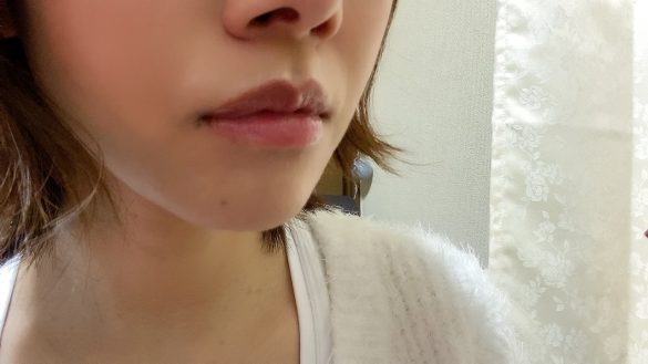 実際の唇より1～2mm程オーバーになるようにラインを引く