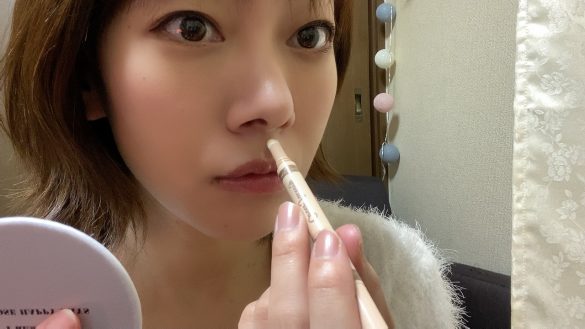 鼻のすぐ下に逆三角形を描くように