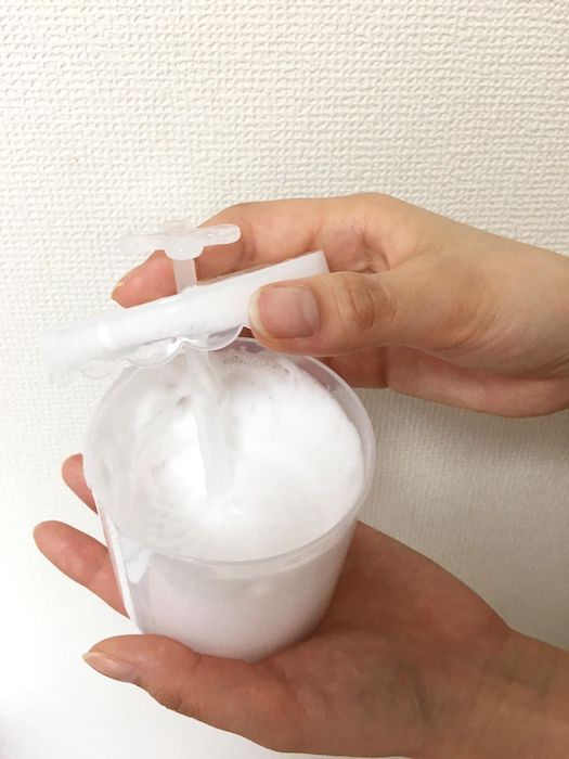 洗顔料と水を入れてシャカシャカすると…
