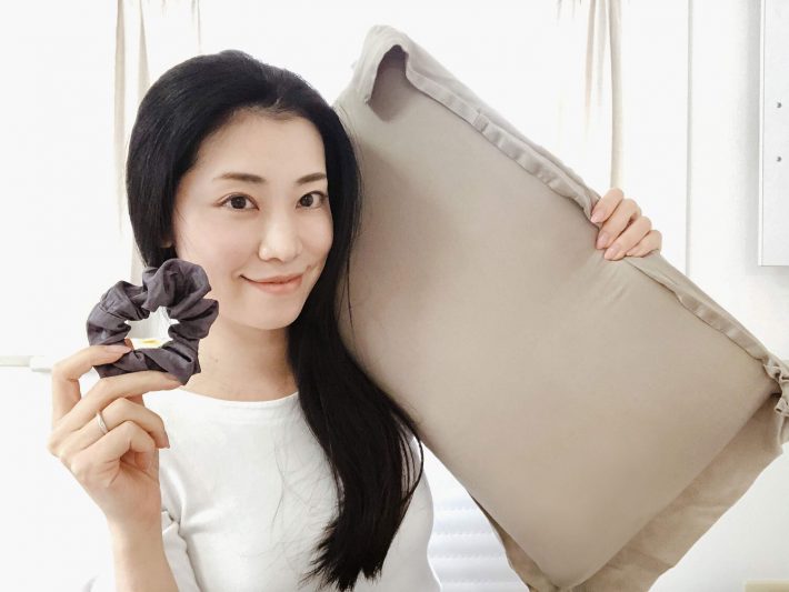 シルクの枕カバーとシュシュ