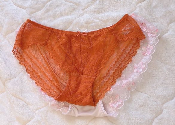 いつものウンナナクールのショーツよりもゆったり（上に重ねたのは「レーシィレーシィ／ビターリボンショーツ」）