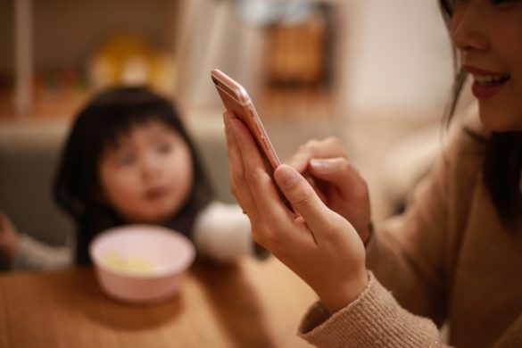 スマホ　母親　子供　子ども　女児　女の子