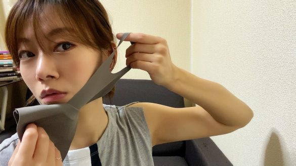 フェイスラインを包むように引き上げながら耳にかける